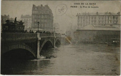 Carte postale ancienne Crue de la Seine - Le Pont de Grenelle
                                                                     à Paris 15e
                                