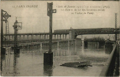 Carte postale ancienne Paris inondé - Cliché 28 Janvier 1910 -  Le chemin de fer des Invalides envahi au Viaduc de Passy.
                                                                     à Paris 15e
                                
