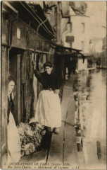 Carte postale ancienne Inondations de Paris (Janvier 1910) - Rue Saint-Charles - Marchande de Légumes
                                                                     à Paris 15e
                                