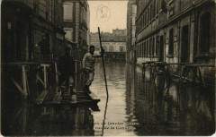 Carte postale ancienne Inondations de janvier 1910 - Rue Lacordaire prise de la rue de la Convention
                                                                     à Paris 15e
                                