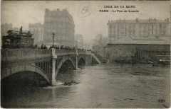 Carte postale ancienne Crue de la Seine - Le Pont de Grenelle
                                                                     à Paris 15e
                                