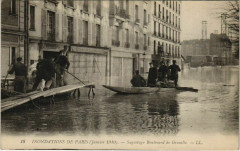 Carte postale ancienne Inondations de Paris (Janvier 1910) - Sauvetage Boulevard de Grenelle
                                                                     à Paris 15e
                                
