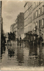 Carte postale ancienne Inondations de Paris (Janvier 1910) - La Rue Rouelle - Un Déménagement
                                                                     à Paris 15e
                                