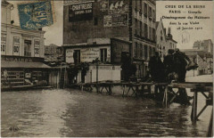 Carte postale ancienne Crue de la Seine - Grenelle - Déménagement des Habitants dans la rue Violet - 28 Janvier 1910
                                                                     à Paris 15e
                                