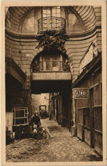 Carte postale ancienne Paris 6e - La Cour Dragon
                                                                     à Paris
                                