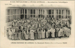 Carte postale ancienne L'Ecole Duvigneau de Lanneau - Boulevard Pereire - La Cour de Récréation - Elèves en tenue de travail
                                                                     à Paris 17e
                                