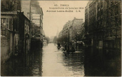 Carte postale ancienne Inondations de janvier 1910 - Avenue Ledru-Rollin
                                                                     à Paris 12e
                                