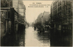 Carte postale ancienne Inondations de janvier 1910 - Avenue Ledru-Rollin
                                                                     à Paris 12e
                                