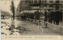 Carte postale ancienne Inondations de Paris (Janvier 1910) - Avenue Daumesnil et Rue Traversière
                                                                     à Paris 12e
                                