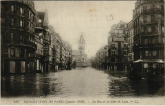Carte postale ancienne Inondations de Paris (Janvier 1910) - La Rue et la Gare de Lyon
                                                                     à Paris 12e
                                