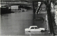 Paris - 1978. Paris inondé - Voitures amphibies  à Paris