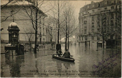 Carte postale ancienne La Grande Crue de la Seine (janvier 1910) - Sapeurs du 1er Génie portant secours aux habitants de la rue Gros
                                                                     à Paris 16e
                                