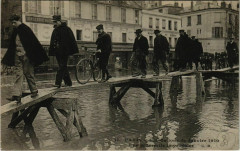 Paris - Une passerelle improvisée - Inondation janvier 1910  -
																					75000 Paris
																			