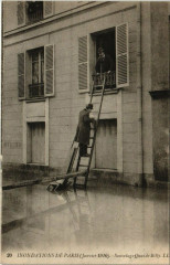 Carte postale ancienne Inondations de Paris (Janvier 1910) - Un Sauvetage Quai de Bill
                                                                     à Paris 16e
                                