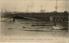 Carte postale ancienne Inondations de Paris (Janvier 1910) - Les Epaves au Pont Mirabeau
                                                                     à Paris 15e
                                