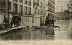Carte postale ancienne Inondations de Paris (Janvier 1910) - Sauvetage Boulevard de Grenelle
                                                                     à Paris 15e
                                