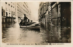 Paris 7e - Rue de l'Université. En canot automobile.  à Paris 7e