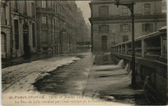 Paris 7e - La Rue de Lille envahie par l'eau sortant...  à Paris 7e