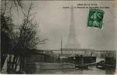 Paris 7e - La Passerelle du Métro et la Tour Eiffel  à Paris 7e