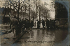 Paris 7e - Chemins établis à l'entrée de l'Avenue Rapp  à Paris 7e