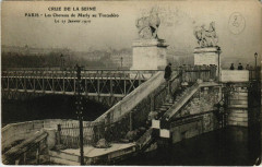 Carte postale ancienne Crue de la Seine - Les Chevaux de Marly au Trocadéro
                                                                     à Paris 16e
                                
