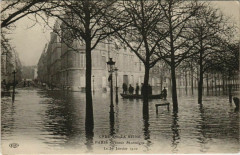 Paris 8e - Crue de la Seine - Avenue Montaigne  à Paris 8e