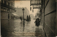 Paris 8e - Livraison du pain rue de la Pépinière  à Paris 8e