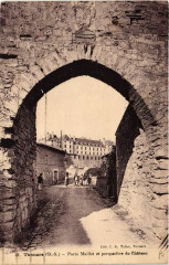 Thouars - Porte Maillot et perspective du Chateau