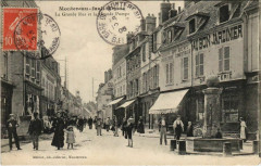 Montereau La Grande Rue et la Grande Pompe France 