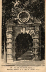 Palais de Fontainebleau - Boulevard Magenta - La Porte du Tambour à Fontainebleau