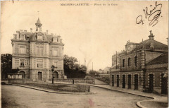 Carte postale ancienne Clc 4 - Maisons-Laffitte - Place de la Gare
                                                                     à Maisons-Laffitte
                                