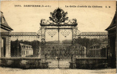 Dampierre - La Grille d'entrée du Chateau
