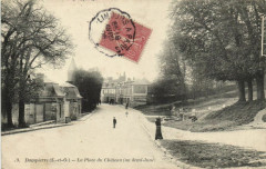 Carte postale ancienne La Place du Château (ou Demi-Lune)
                                                                     à Dampierre-en-Yvelines
                                