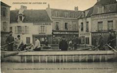 Conflans-Sainte-Honorine-M.le Maire visitant les inondés avec à Conflans-Sainte-Honorine