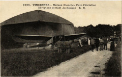 Maison Blanche - Parc d'Aviation - Aéroplane sortant du Hangar à Paris