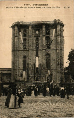 Vincennes Porte d'entree du vieux Fort un jour de fete à Vincennes