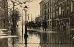 Carte postale ancienne Ivry Boulevard Sadi-Carnot Inondations 1910
                                                                     à Ivry-sur-Seine
                                