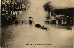 Carte postale ancienne La Crue de la Seine (Janvier-Février 1910) - Porte d'Ivry, à la Barrière de l'Octroi
                                                                     à Paris 13e
                                