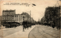 Carte postale ancienne Aéroplane évoluant au dessus de la porte d'Orléans
                                                                     à Paris 14e
                                