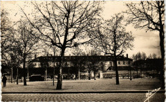 Courbevoie - La Place Charras -
																					92400 Courbevoie
																			