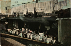Lyon Un Bateau-lavoir sur le Rhone à Lyon