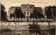 Lyon Place Jean-Mace. nouvelle Mairie du VIIe arr. à Lyon