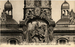 Lyon L'Hotel de Ville. Facade - Statue d'Henri Iv et details -
																					69000 Lyon
																			