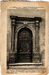Lyon Montée St-Barthelemy-Une porte Renaissance a l'Antiquaille à Lyon