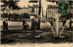 Lyon-Un coin de la Place Bellecour Les Cygnes à Lyon