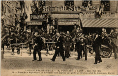 Lyon-Place de la Republique. Le President vient deposer une gerbe à Lyon