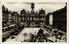 Lyon Place des Terreaux-Hotel de Ville et Fontaine Bartholdi à Lyon