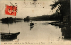 Lyon Parc de la Tete d'Or. Vue sur le Lac. Le Passeur à Lyon
