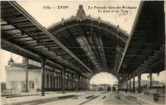 Carte postale ancienne Lyon - La Nouvelle gare des Brotteaux - Le Quai et les voies - Ouverte aux voyageurs le 7 avril 1908
                                                                     à Lyon
                                