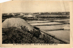 Batz-sur-Mer - Mulons de sel dans les Marais salants France -
													42 Loire
												